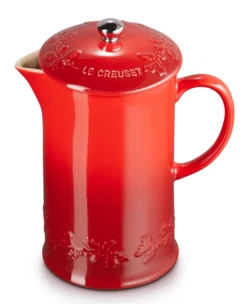 Le Creuset Holly Collectie Cafetière 800 Ml Aardewerk Kersrood -Keuken Verkoop lc 20200612 zs ps fs 60706080601503 003
