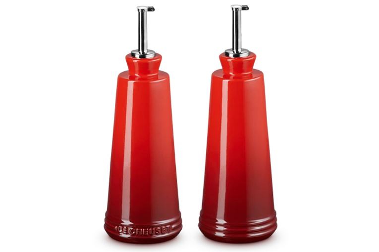 Le Creuset Olie- En Azijnset 300 Ml Aardewerk Kersrood 2-delig 1 Le Creuset Olie- En Azijnset 300 Ml Aardewerk Kersrood 2-delig