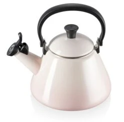 Le Creuset Kone Fluitketel 1,6 Liter Staal Shell Pink -Keuken Verkoop rs8932 lc 20190711 th ps 0634 scr