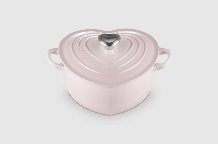 Le Creuset Braadpan Hartvormig Met Rvs Knop 2 Liter Gietijzer Shell Pink 1 Le Creuset Braadpan Hartvormig Met Rvs Knop 2 Liter Gietijzer Shell Pink
